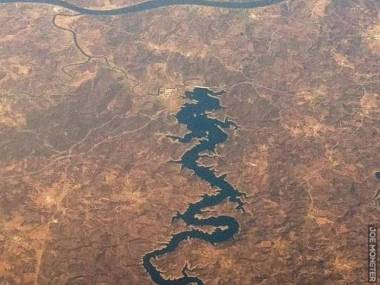 Widok z lotu ptaka na Rzekę Niebieskiego Smoka - Ribeira de Odeleite w Portugalii