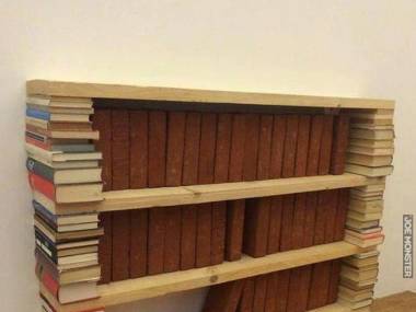 Zbudowałem półkę z książek dla mojej kolekcji cegieł