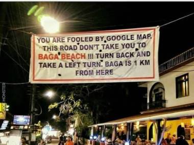Banner w Indiach wyjaśniający pomyłkę Google Maps