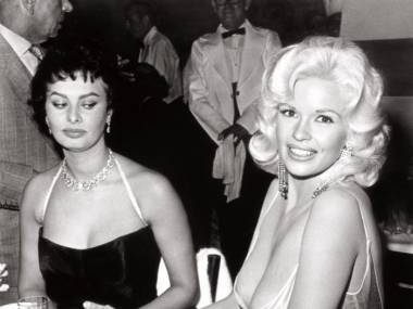 Sophia Loren i Jayne Mansfield w 1957 roku.  Powtórka w wykonaniu Julii Bowen i Sofii Vergary