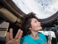 Astronautka Samantha Cristoforetti na ISS, ubrana w koszulkę ze Star Treka i pokazująca salut wolkański