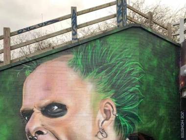 Graffiti przedstawiające Keitha Flinta z Prodigy w Peterborough, UK