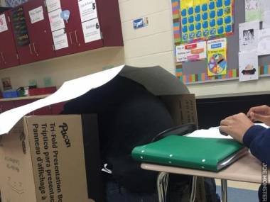 Nauczyciel zbudował szałas dla ucznia, który zasnął na lekcji