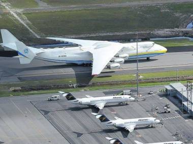 Największy samolot świata AN-225 Mrija robi większe wrażenie przy porównaniu do innych samolotów