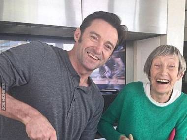 Hugh Jackman piecze ze swoją mamą w Dzień Matki