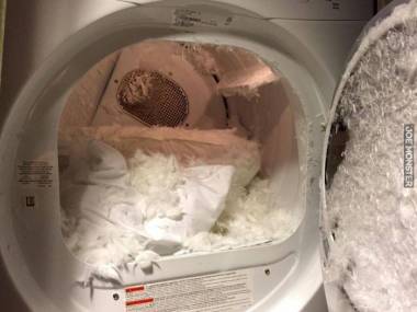 Porada: nie pierzcie puchowych poduszek w pralce