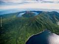 Wulkan na jeziorze, na wyspie, na morzu - Wyspy Kurylskie, Rosja