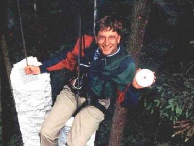 Bill Gates pokazujący pojemność płyty CD, 1994