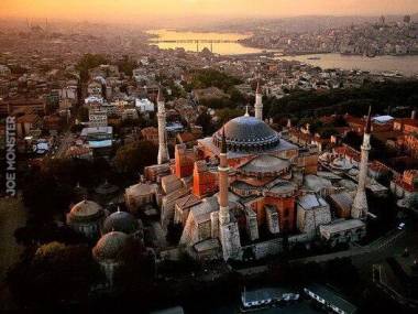 Poranek nad Hagia Sophią, Istambuł, Turcja. Zdjęcie wykonane z drona