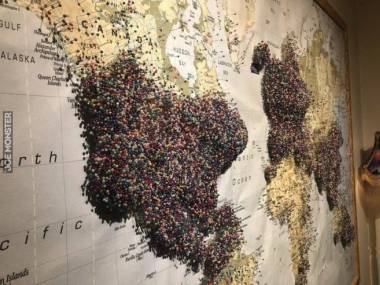 W muzeum na Islandii powieszono mapę, na której odwiedzający wbijają znacznik w miejscu, z którego pochodzą