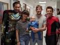 Jake Gyllenhaal i Tom Holland w przerwie w promocji nowego "Spidermana" w kostiumach odwiedzali dzieci w szpitalu w Londynie