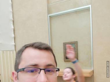 Przyjaciel chciał zrobić sobie zdjęcie z Mona Lisą w Luwrze