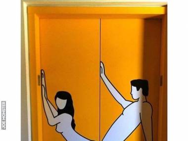 Erotyczne graffiti na drzwiach windy