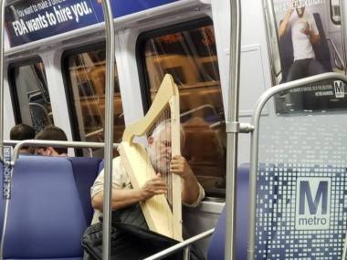 Niczym cherubin przygrywający na harfie